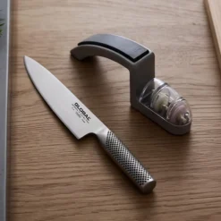 Set 2 piezas Cuchillo G2 y Afilador 220GD Global